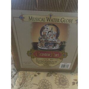 2000 Grandeur Noel Musical Snow globe